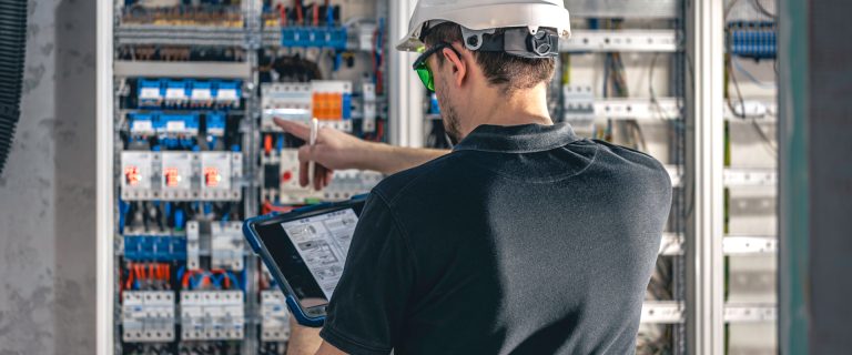 Ampee – Ampee: projektant i inspektor nadzoru instalacji elektrycznych