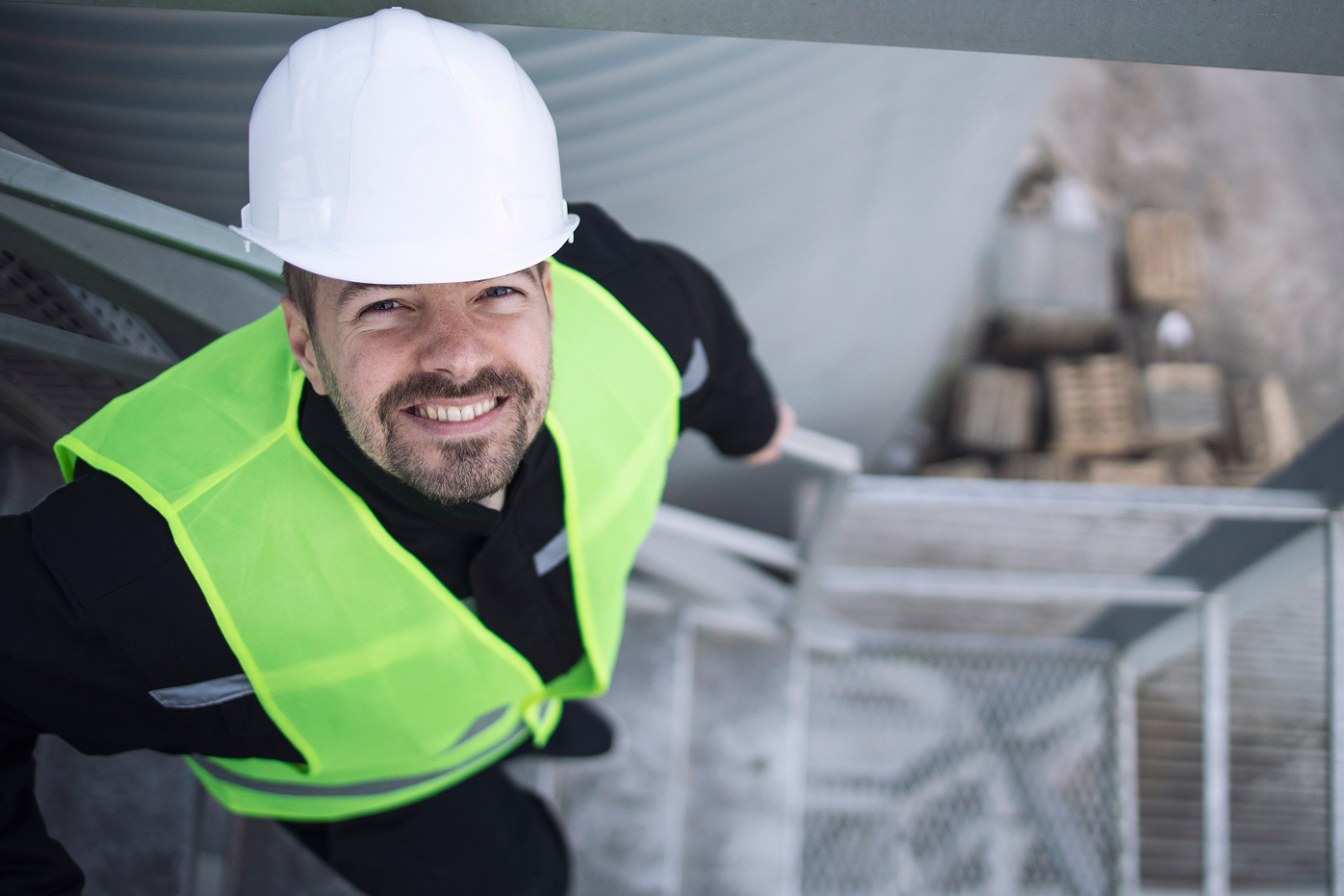 pracownicy budowlani budownictwo przemysłowe hard hat